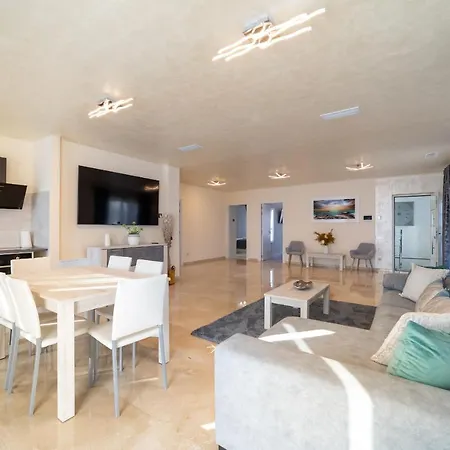 Exclusive City, Beach & Golf Villa
