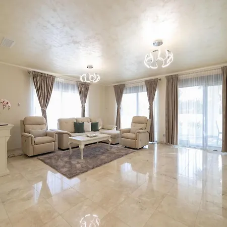 Exclusive City, Beach & Golf Villa