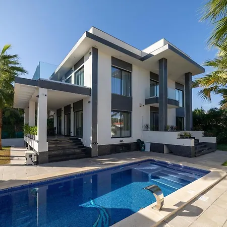Exclusive City, Beach & Golf Villa Alicante