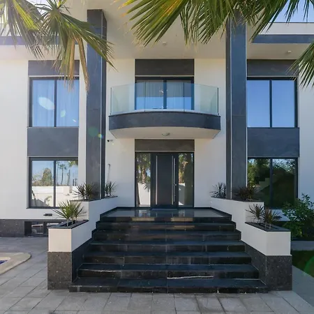 Exclusive City, Beach & Golf Villa *