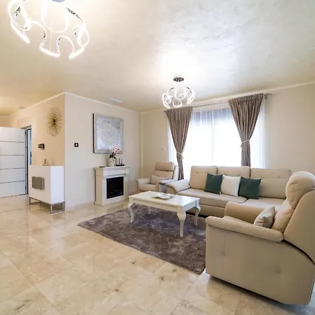 Exclusive City, Beach & Golf Villa